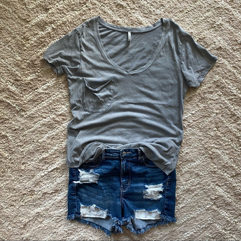 Women’s v-neck vintage tee